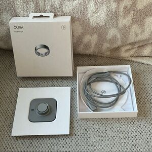 NWT Oura Ring 4 with Charging Dock and Cable in silver.